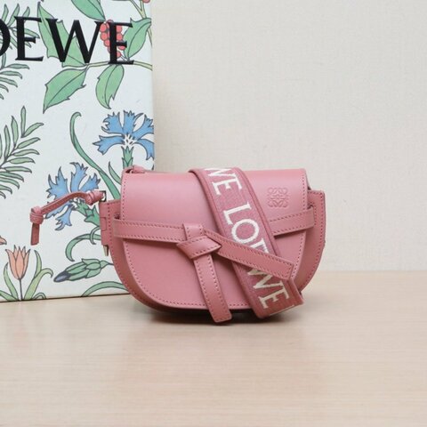 LOEWE Gate馬鞍斜跨包MINIDual寬肩帶粉色牛皮肩背包