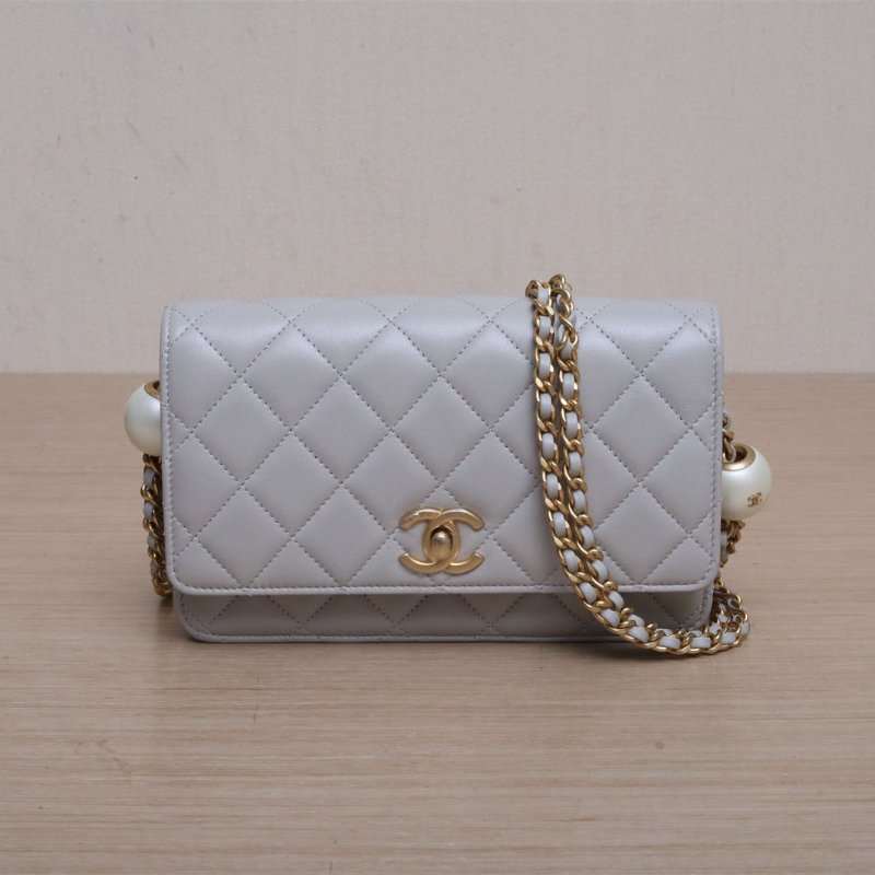 CHANEL 灰色羊皮晶片開金扣24S雙珍珠湯圓調節WOC肩背包-1