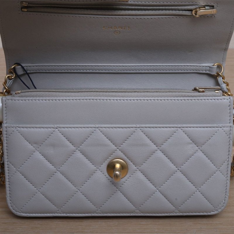 CHANEL 灰色羊皮晶片開金扣24S雙珍珠湯圓調節WOC肩背包-2