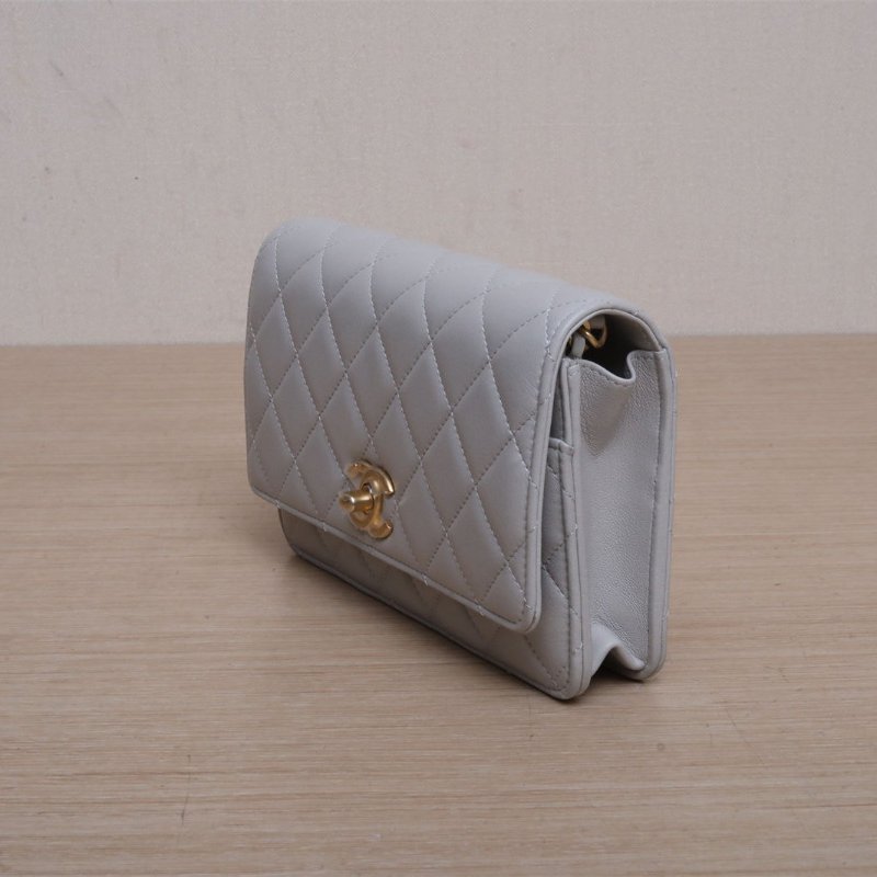 CHANEL 灰色羊皮晶片開金扣24S雙珍珠湯圓調節WOC肩背包-4