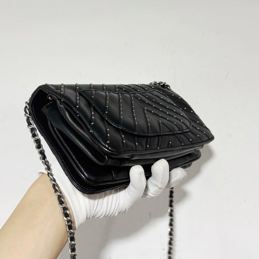 香奈兒/Chanel 黑銀鉚釘翻蓋包 Woc punk風鏈條包-3