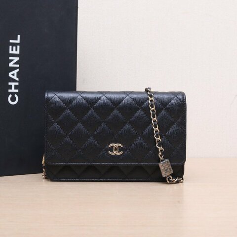 CHANEL 21KCFWOC黑色牛皮晶片開金扣包包掛飾皮穿鏈肩背包
