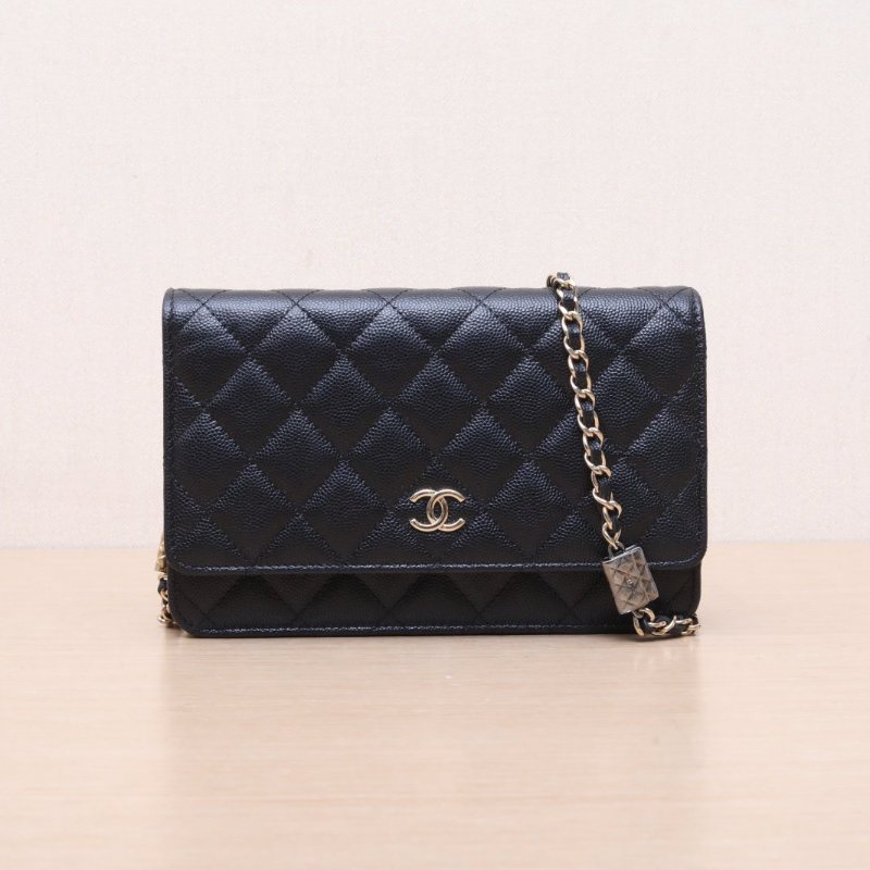 CHANEL 21KCFWOC黑色牛皮晶片開金扣包包掛飾皮穿鏈肩背包-1