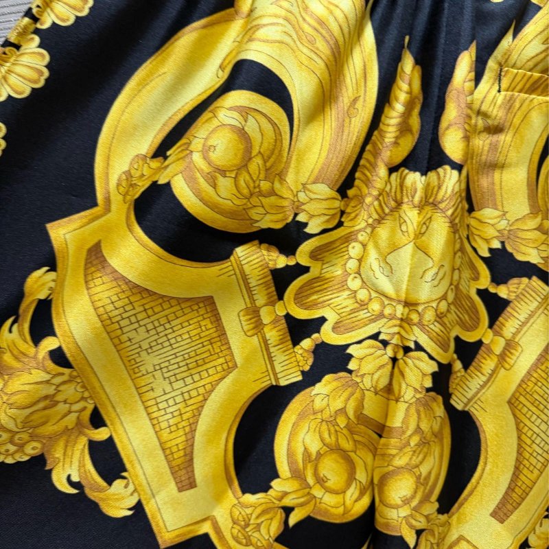 💎Han's house精品服飾💎VERSACE 凡賽斯 頂級黑牌 女神頭 巴洛克 奢華真絲 短褲-1