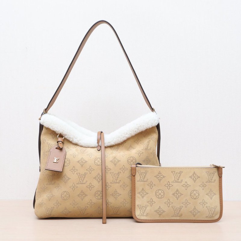 LOUIS VUITTON CARRYALL小號滑雪系列麂皮拼羊羔毛棕色晶片肩背包-1