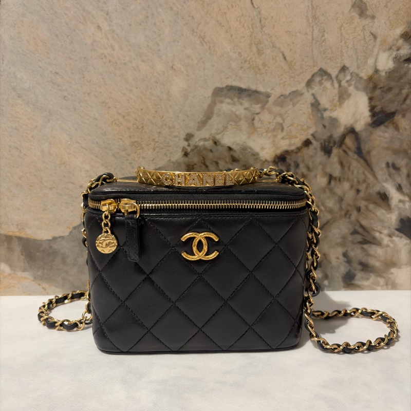 CHANEL 黑羊皮水鑽提把金扣化妝盒-0