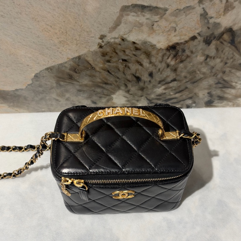 CHANEL 黑羊皮水鑽提把金扣化妝盒-1
