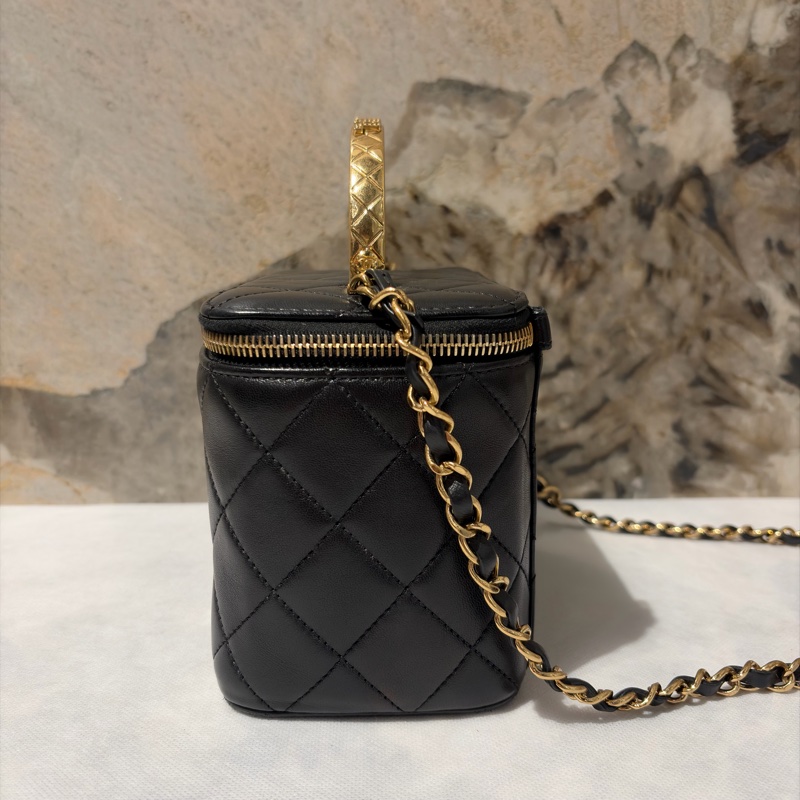 CHANEL 黑羊皮水鑽提把金扣化妝盒-2