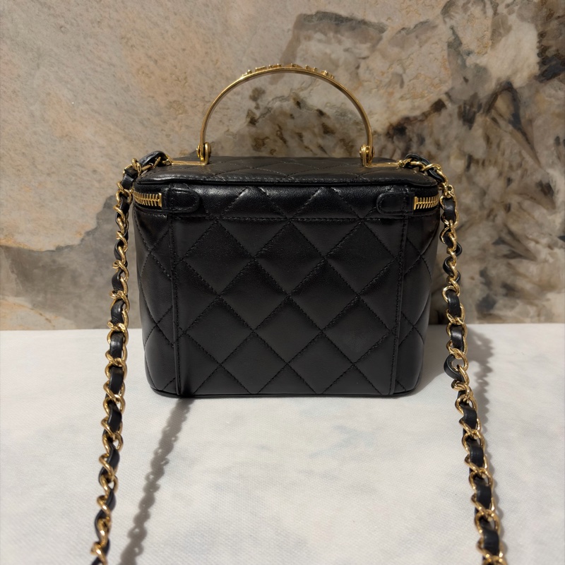 CHANEL 黑羊皮水鑽提把金扣化妝盒-3