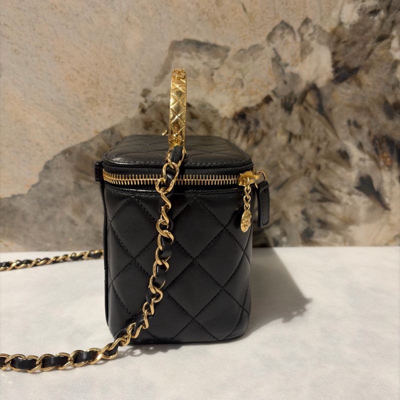 CHANEL 黑羊皮水鑽提把金扣化妝盒-4