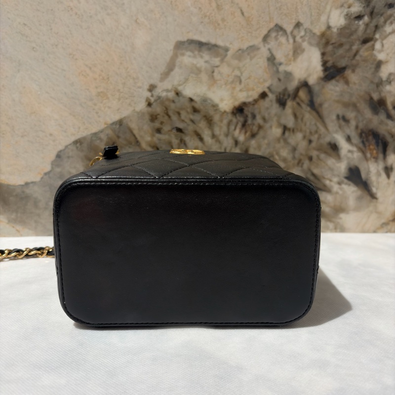 CHANEL 黑羊皮水鑽提把金扣化妝盒-5
