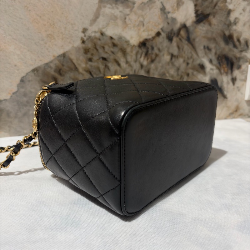 CHANEL 黑羊皮水鑽提把金扣化妝盒-6