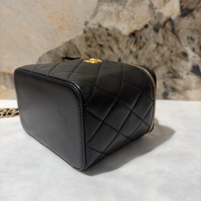 CHANEL 黑羊皮水鑽提把金扣化妝盒-7