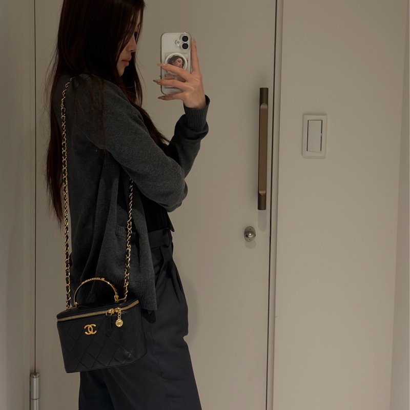CHANEL 黑羊皮水鑽提把金扣化妝盒-10