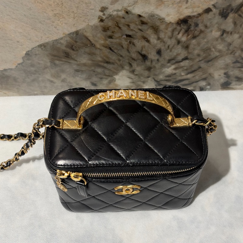 CHANEL 黑羊皮水鑽提把金扣化妝盒-11