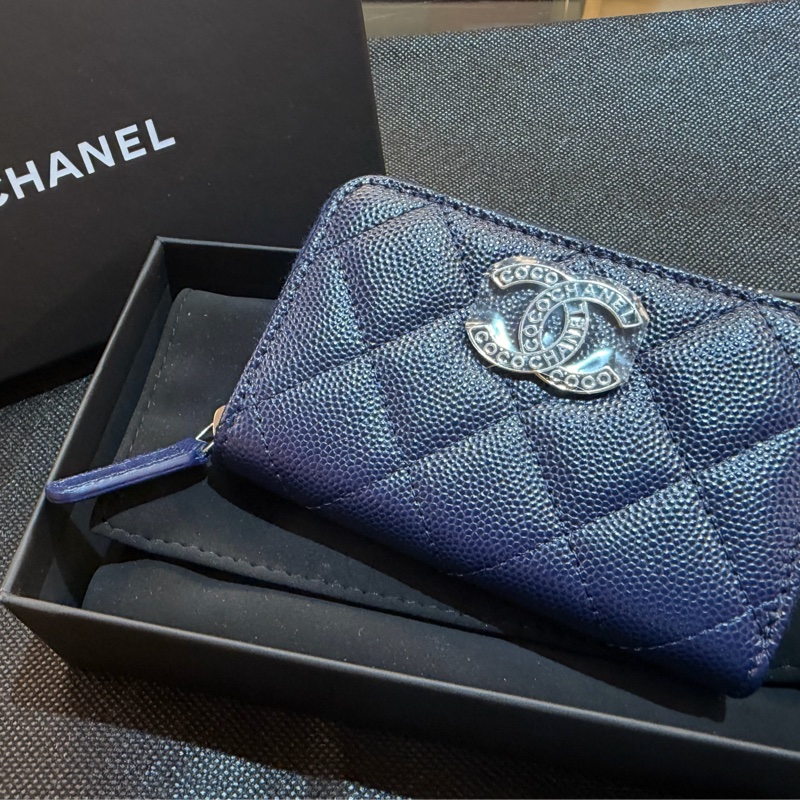 Chanel 深藍荔枝皮雙C鑲logo ㄇ拉零錢卡包-4