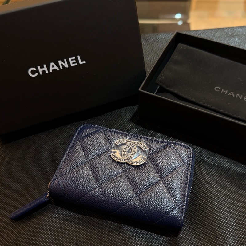 Chanel 深藍荔枝皮雙C鑲logo ㄇ拉零錢卡包-6