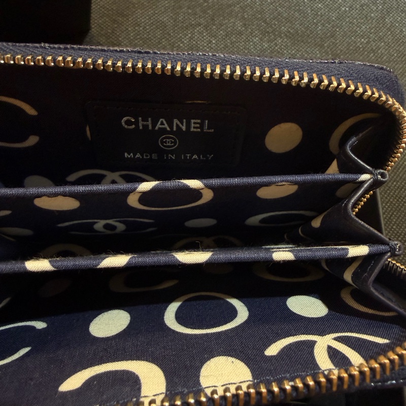 Chanel 深藍荔枝皮雙C鑲logo ㄇ拉零錢卡包-11