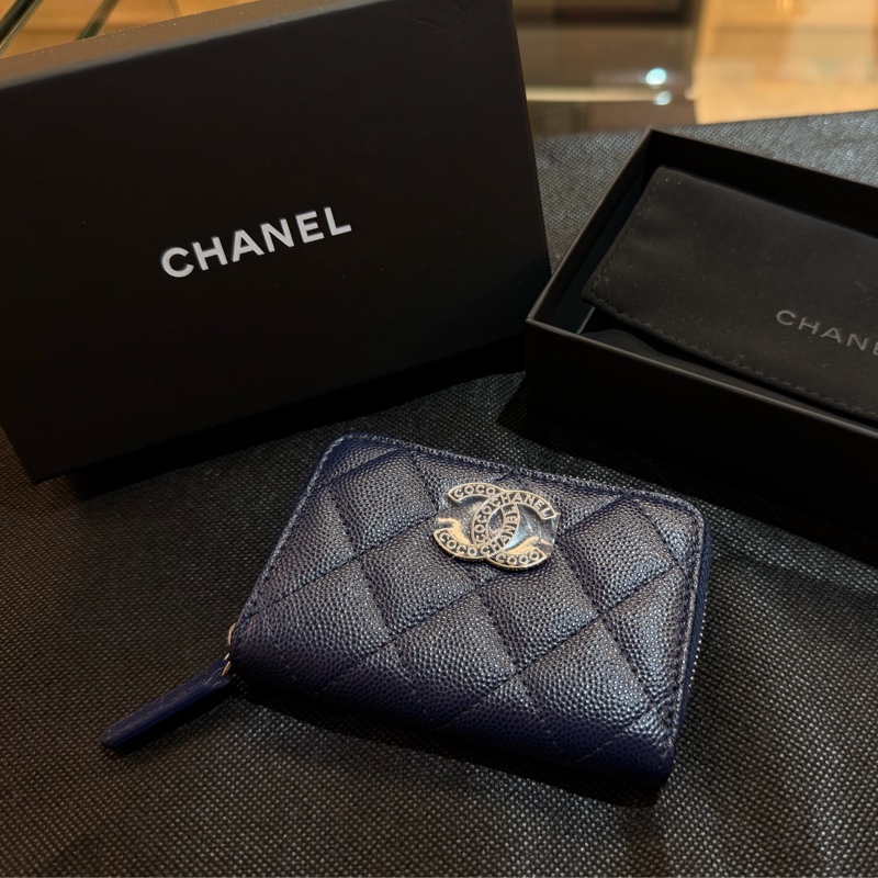 Chanel 深藍荔枝皮雙C鑲logo ㄇ拉零錢卡包-21