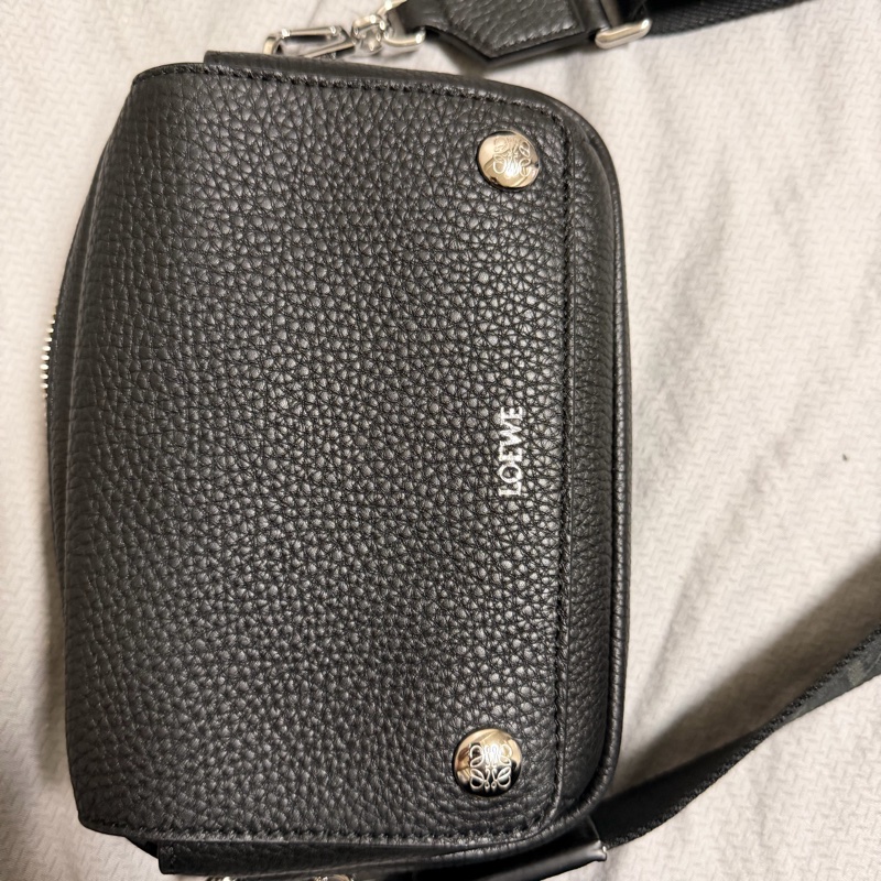 LOEWE PEBBLE MESSENGER BAG 小郵差包-1