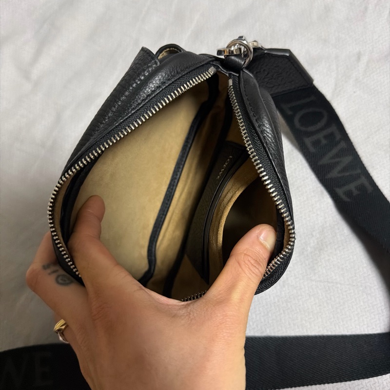 LOEWE PEBBLE MESSENGER BAG 小郵差包-8