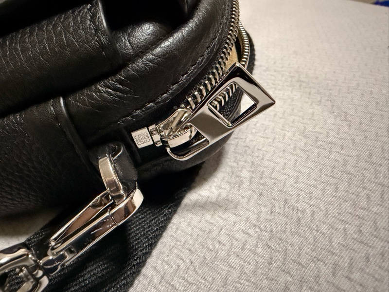 LOEWE PEBBLE MESSENGER BAG 小郵差包-9
