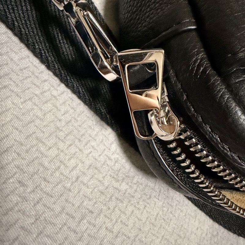 LOEWE PEBBLE MESSENGER BAG 小郵差包-10