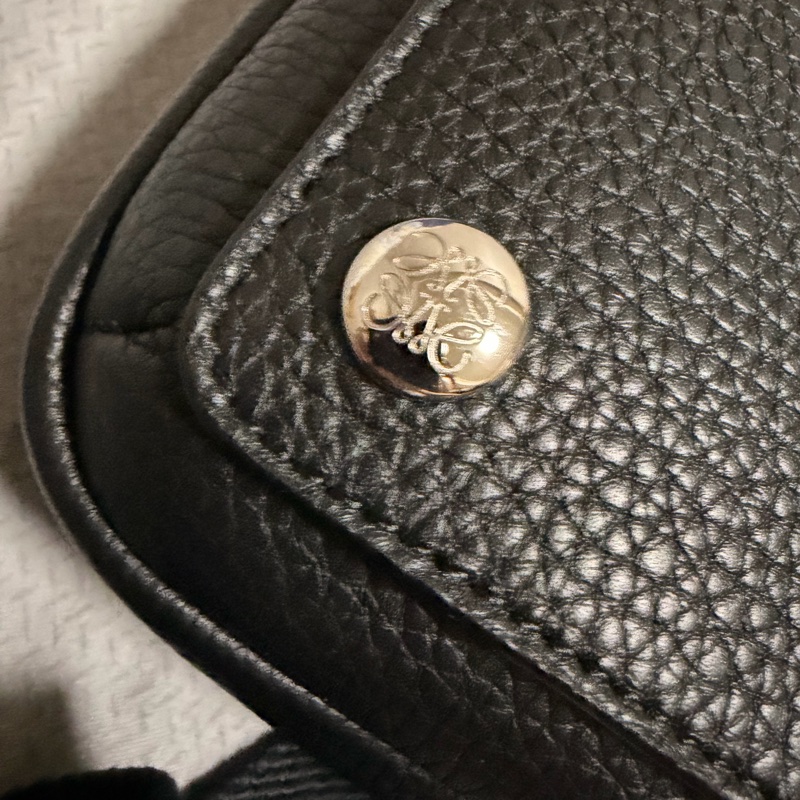 LOEWE PEBBLE MESSENGER BAG 小郵差包-11