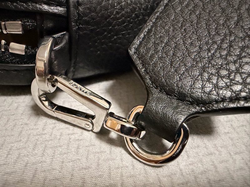 LOEWE PEBBLE MESSENGER BAG 小郵差包-13