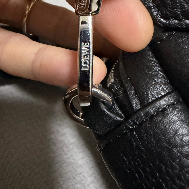 LOEWE PEBBLE MESSENGER BAG 小郵差包-14