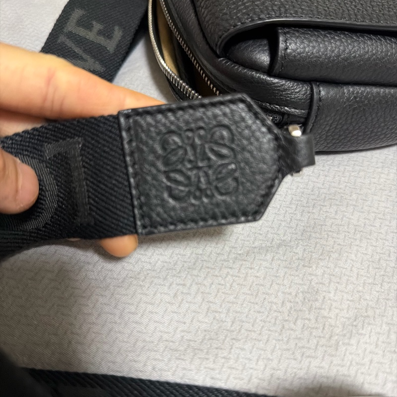LOEWE PEBBLE MESSENGER BAG 小郵差包-16