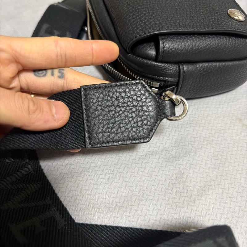 LOEWE PEBBLE MESSENGER BAG 小郵差包-17
