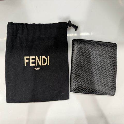 Fendi 老花男用8咔短夾