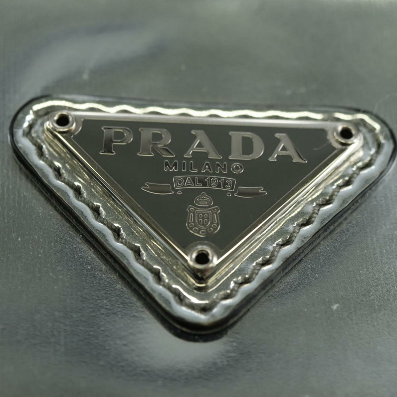【日本直送】PRADA 銀色漆皮肩包，貨號 177961SM-18