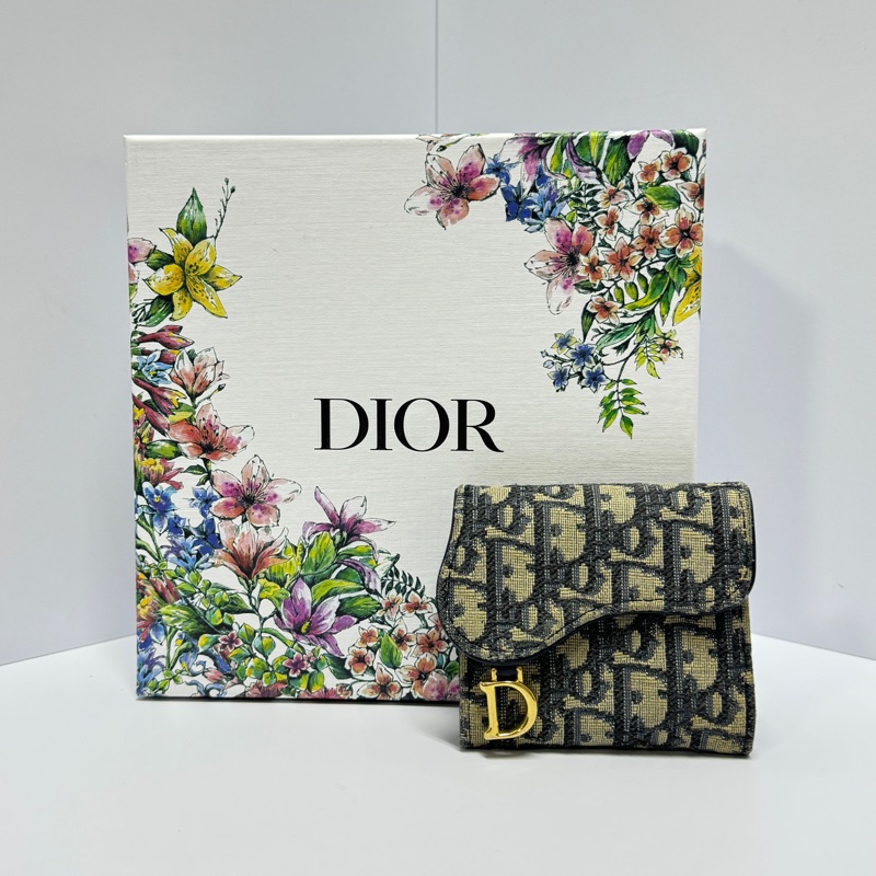 【極新🎁】 Dior Saddle 經典老花 馬鞍短夾 （專櫃24,000）-0