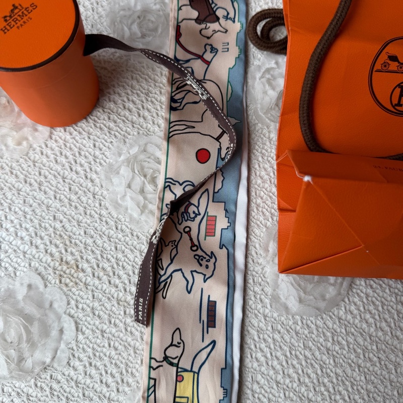 Hermes 愛馬仕 twilly 絲巾 巴黎愛犬圖案-1