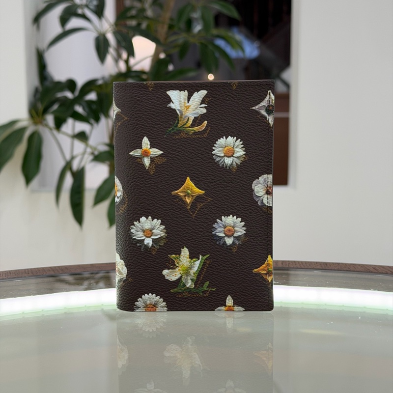 99新 Louis Vu路易威登 26限定雏菊护照夹 经典老花+小雏菊印花-2