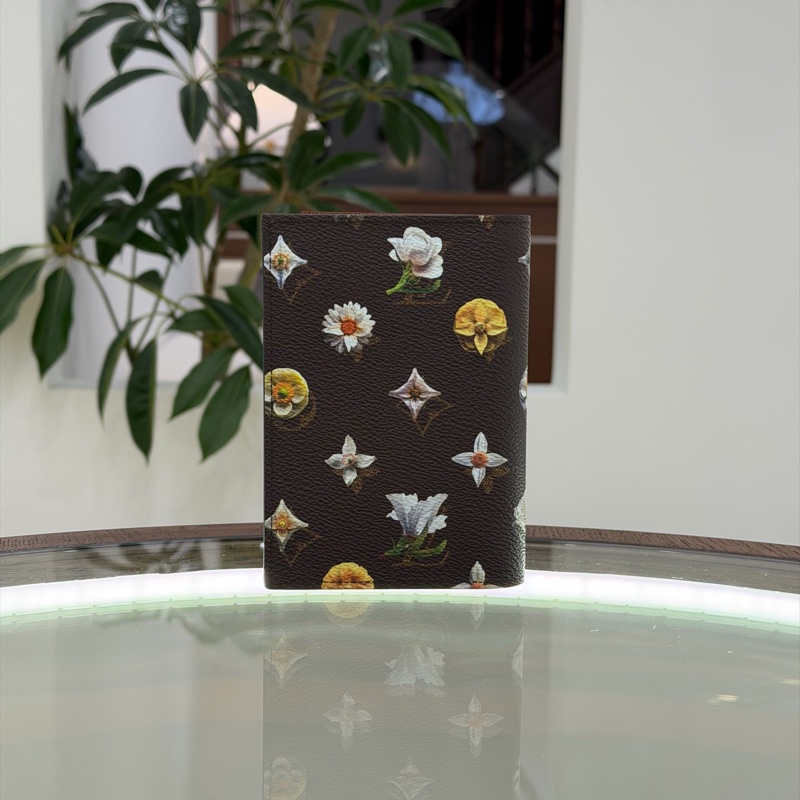 99新 Louis Vu路易威登 26限定雏菊护照夹 经典老花+小雏菊印花-3