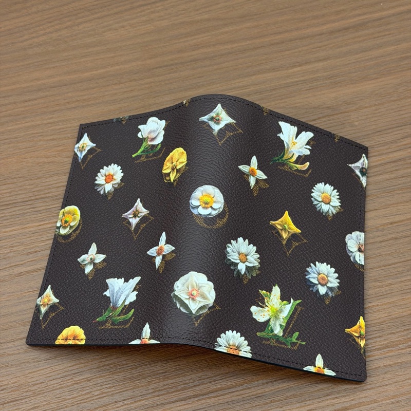 99新 Louis Vu路易威登 26限定雏菊护照夹 经典老花+小雏菊印花-5