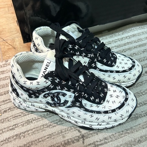 Chanel 香奈兒 暗紋滿logo運動鞋37 無配件