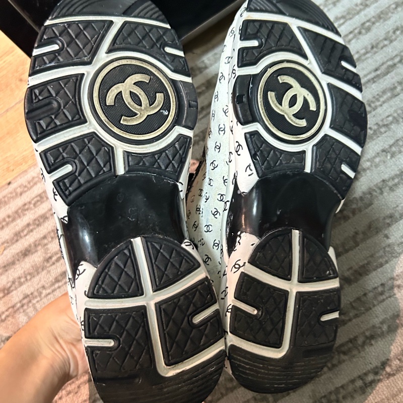 Chanel 香奈兒 暗紋滿logo運動鞋37 無配件-5