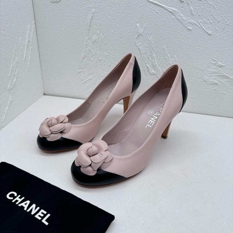 99新Chanel香奈兒裸粉色山茶花圓頭高跟鞋，尺碼37.5碼，跟高8.5cm，附件：塵袋-0