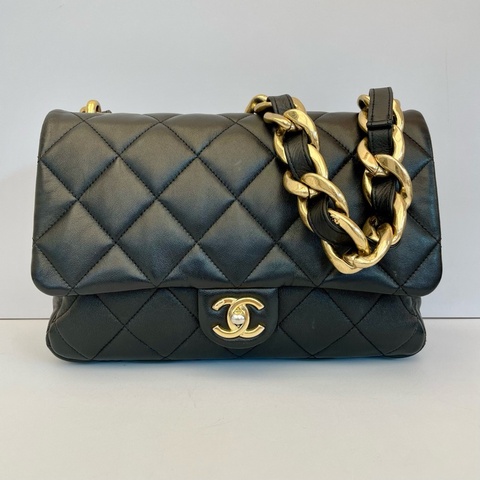 Chanel/香奈兒 22s粗鏈條口蓋包羊皮黑金大號 ，單品