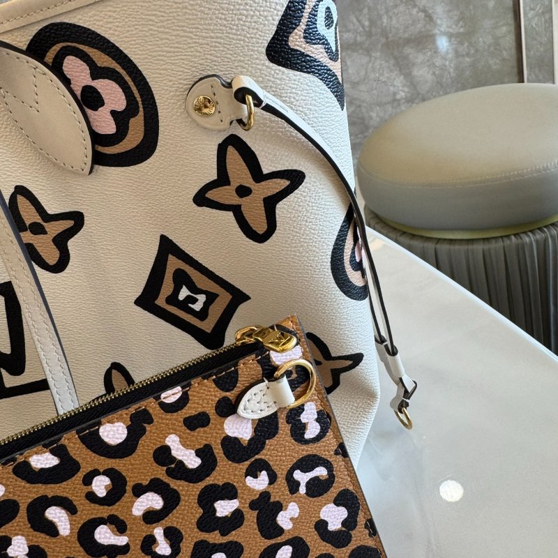 LV M45819 Neverfull MM Wild at Heart 手繪風托特-4