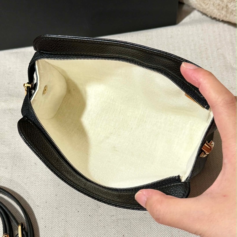 chanel 黑色魚子醬皮革中古包-1