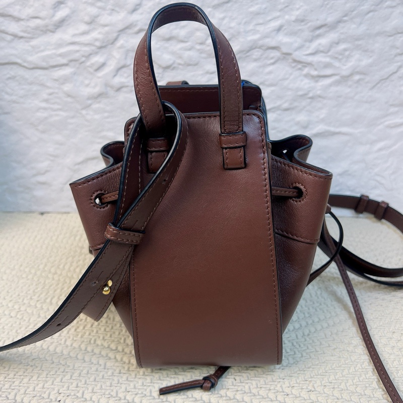 羅意威LOEWE Hammock迷你牛皮吊床包  尺寸11*19.5*17-3