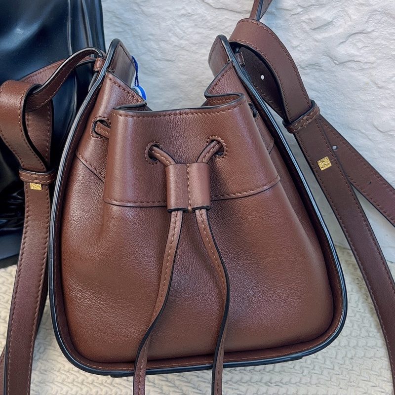 羅意威LOEWE Hammock迷你牛皮吊床包  尺寸11*19.5*17-6