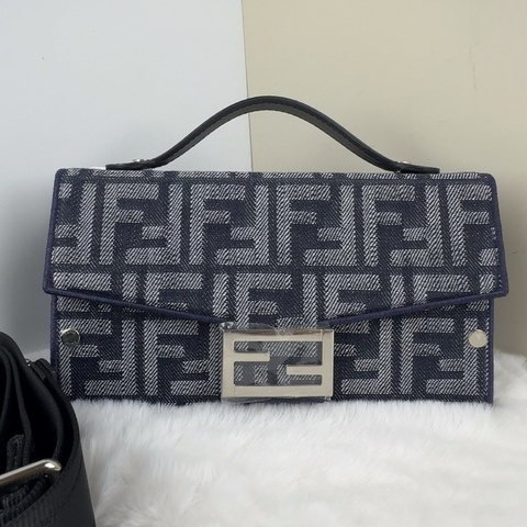 99.9新 Fendi 23ss老花牛仔盒子包所有五金原膜都在 尺寸21*12 編碼wt880。