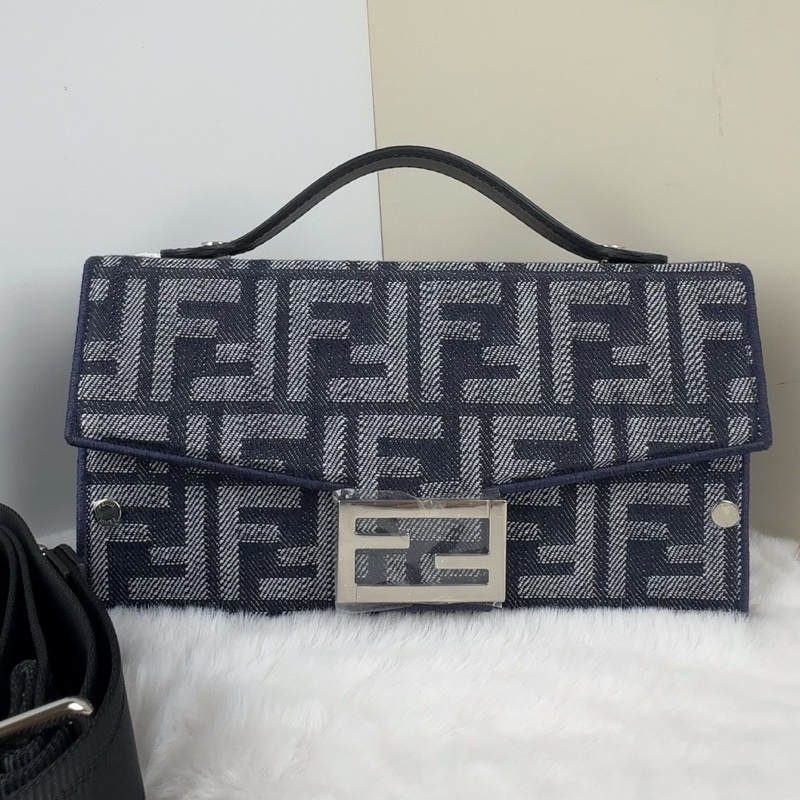99.9新 Fendi 23ss老花牛仔盒子包所有五金原膜都在 尺寸21*12 編碼wt880。-0