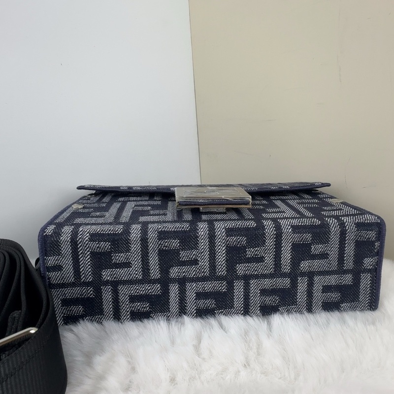 99.9新 Fendi 23ss老花牛仔盒子包所有五金原膜都在 尺寸21*12 編碼wt880。-2